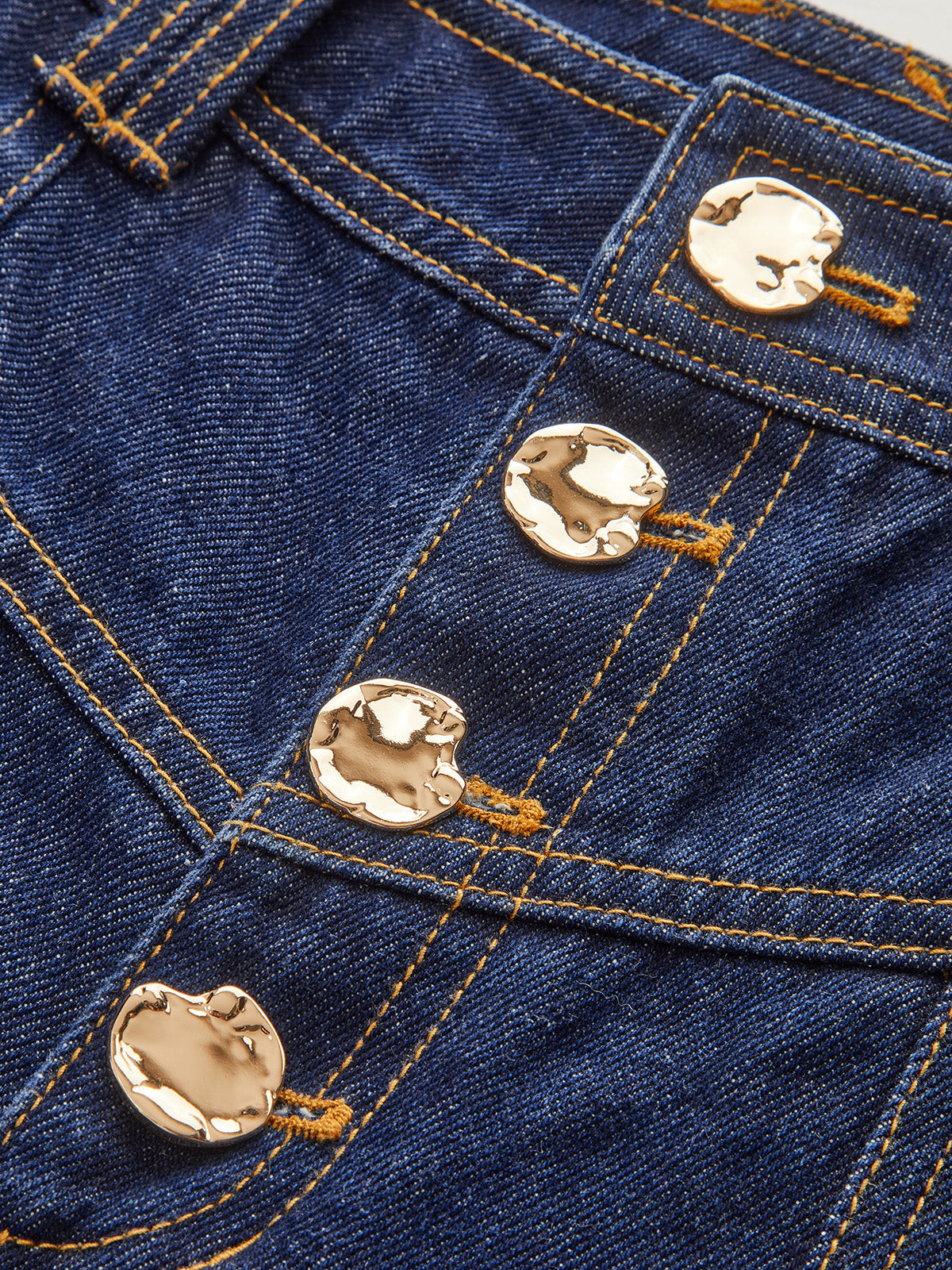 Jean taille moyenne à jambes larges et boutons sur le devant